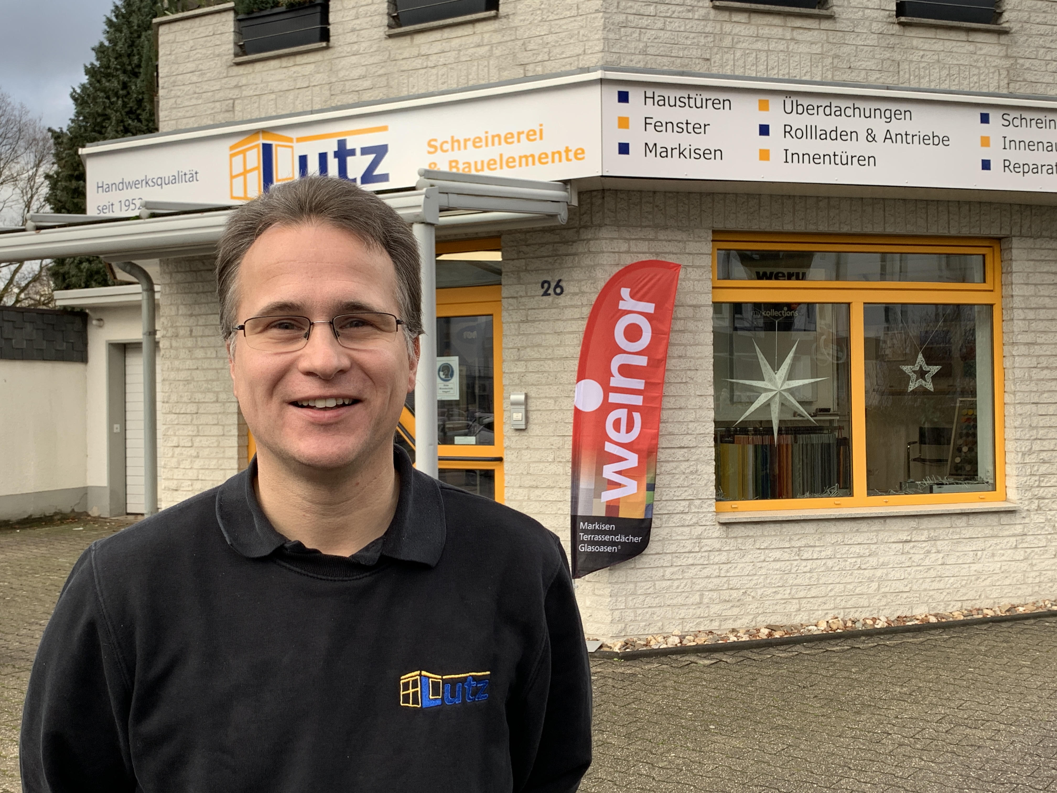Ausstellung von Lutz in Leverkusen, mit Stefan Lutz im Vordergrund