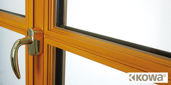 Robuster Fensterrahmen aus Holz mit Griff - Innenansicht