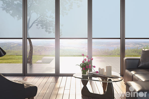 Sonnenschutz an großer Fensterfront