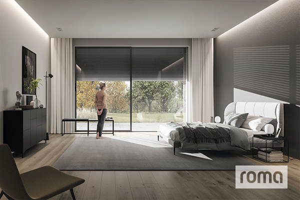 Schlafzimmer mit runtergefahrenem Rollladen von roma