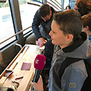 Azubi-Gewinnung - Kinder an einer Werkbank in einem Bus