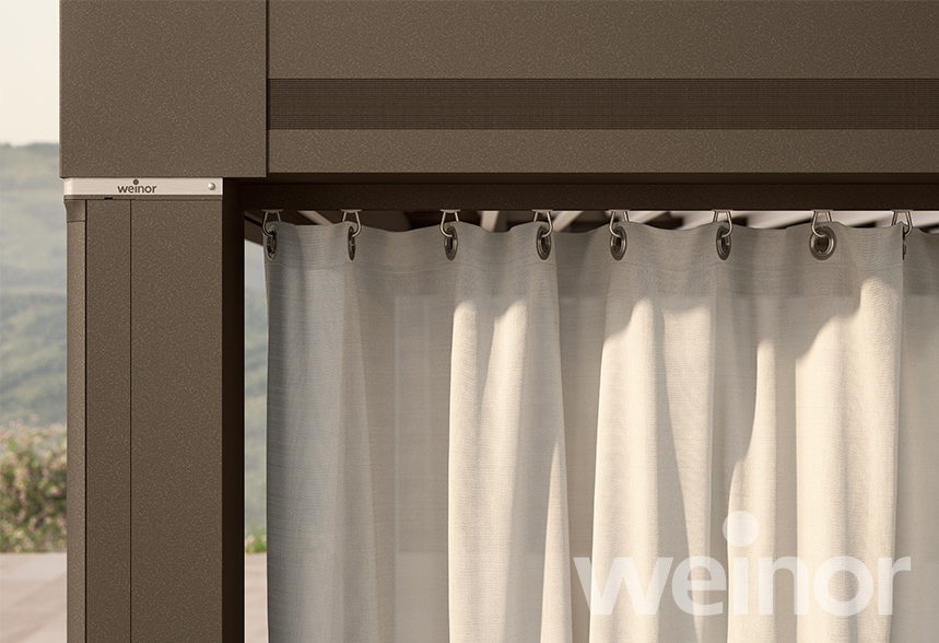 Terrassendach mit Outdoor-Vorhängen an einer Schiene