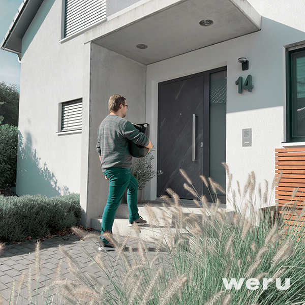 Haustür in Antrazith Sandgestrahlt mit männlicher Person im Vordergrund